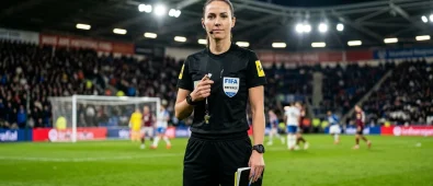 Fotbalová rozhodčí — Jak se stát sudí, licence a ženy v pískání | FotbalovýDres.cz Fotbalová rozhodčí — Jak se stát sudí, licence a ženy v pískání | FotbalovýDres.cz (Obrázek vygenerovaný umělou inteligencí)